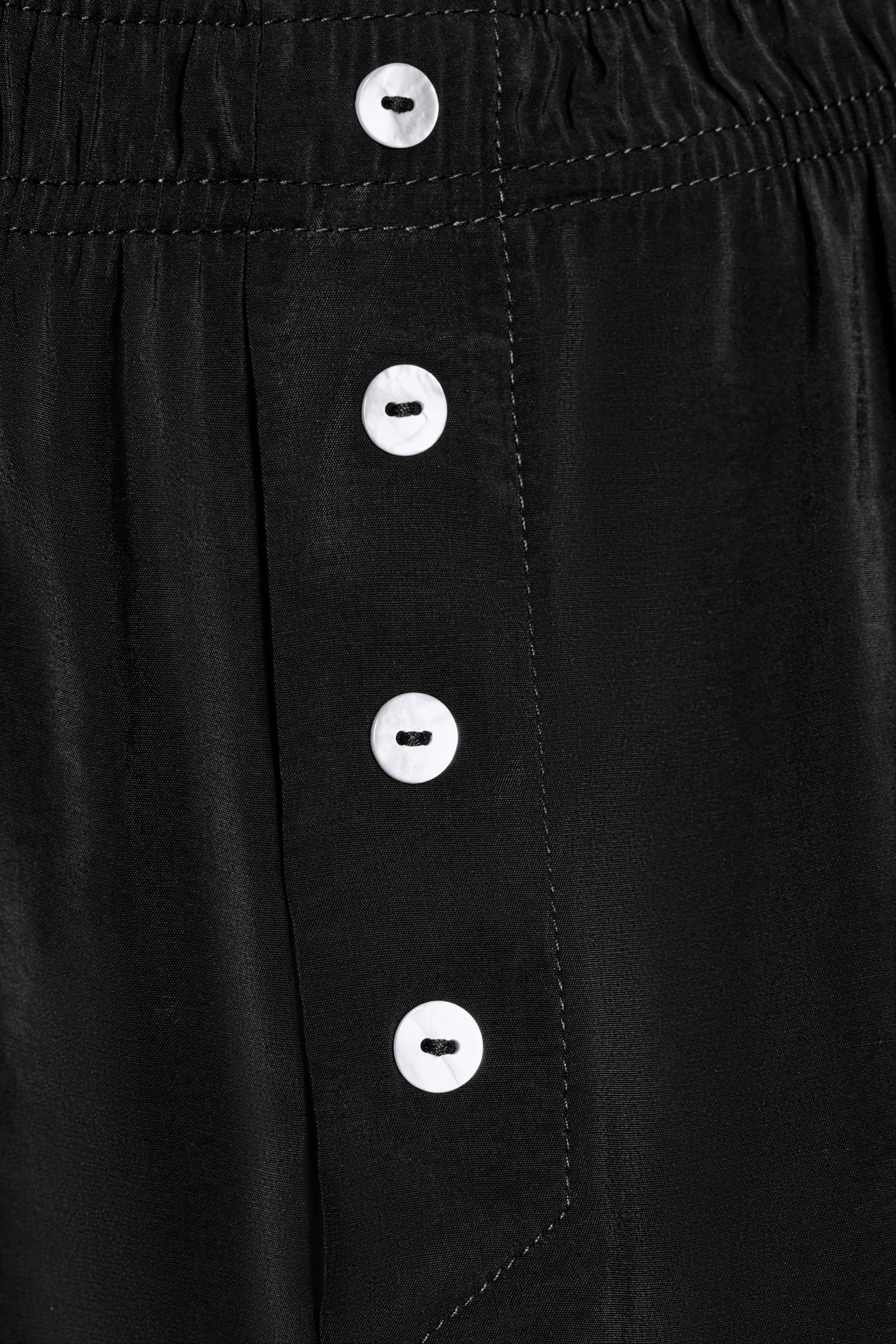 FLOWY SHORTS WITH ELASTIC WAIST AND BUTTONS